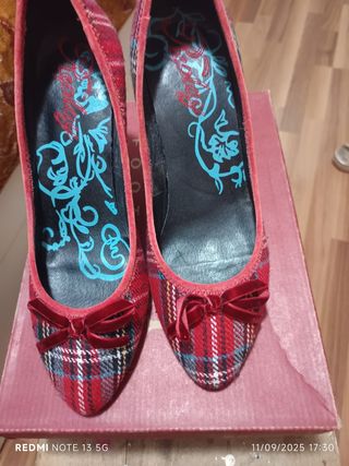 Zapatos de cuadros rojos con lazo