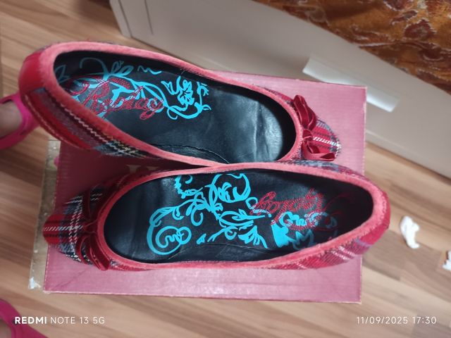 Zapatos de cuadros rojos con lazo