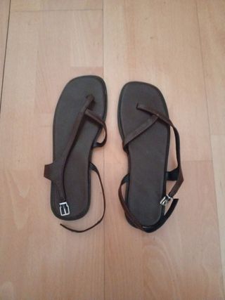 Sandalias marrones con tiras