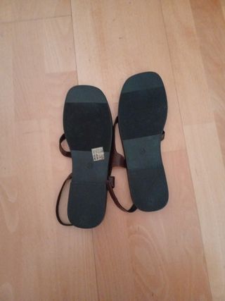 Sandalias marrones con tiras