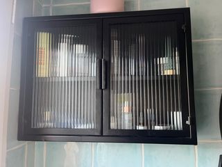 Armario negro con puertas de cristal