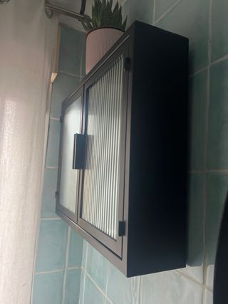 Armario negro con puertas de cristal