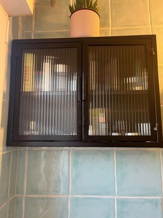 Armario negro con puertas de cristal