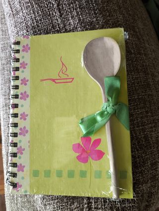 Libreta de recetas con cuchara de madera