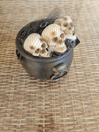 Caldero Halloween con 3 calaveras