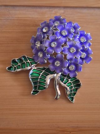 Broche de Flores Moradas Hojas Verdes joyas regalo