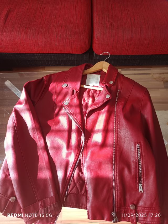 Dos cazadoras,roja y negra