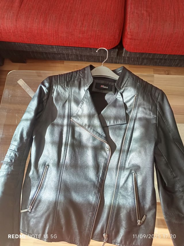 Dos cazadoras,roja y negra