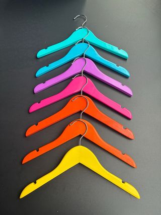 Perchas de madera de colores para ropa