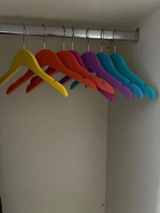 Perchas de madera de colores para ropa