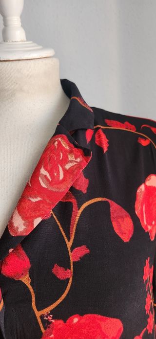 Blusa Vintage Flores Rojas y Negras