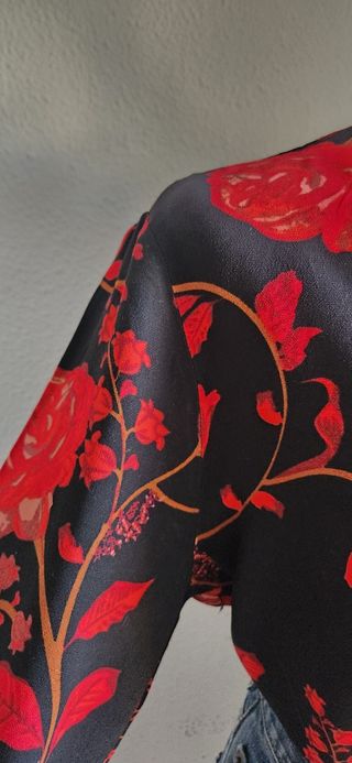 Blusa Vintage Flores Rojas y Negras