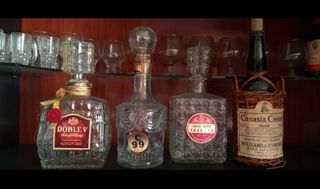 Botellas de licor antiguas (vacías)