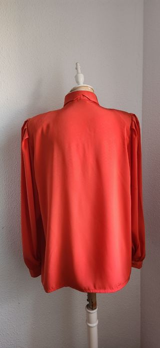 Blusa Vintage Roja con Lazada y Botón Dorado