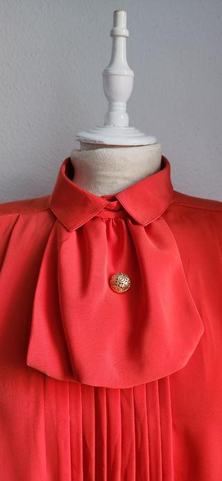 Blusa Vintage Roja con Lazada y Botón Dorado