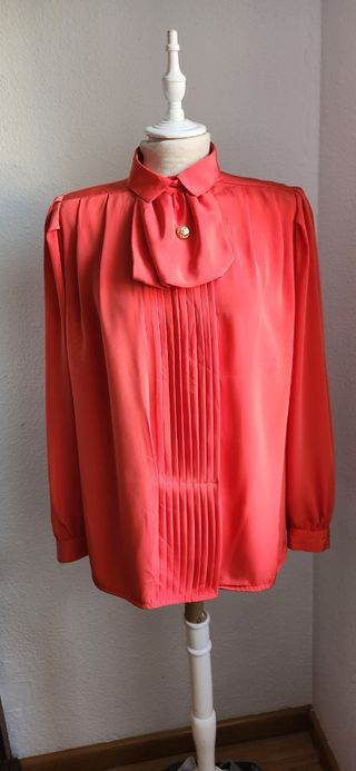 Blusa Vintage Roja con Lazada y Botón Dorado