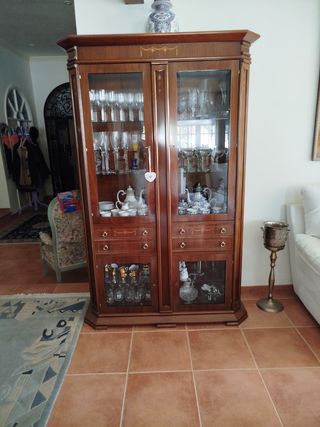 Vitrina de madera y cristal