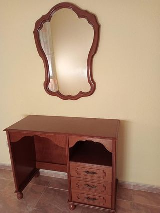 Cómoda con espejo de madera