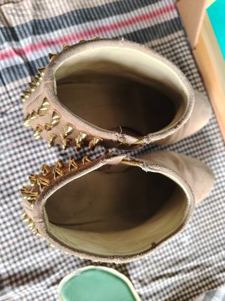 Botines tachuelas doradas camel