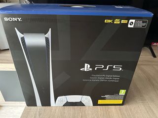 PS5 Edición Digital con 2 mandos y cascos.