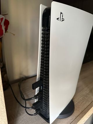 PS5 Edición Digital con 2 mandos y cascos.