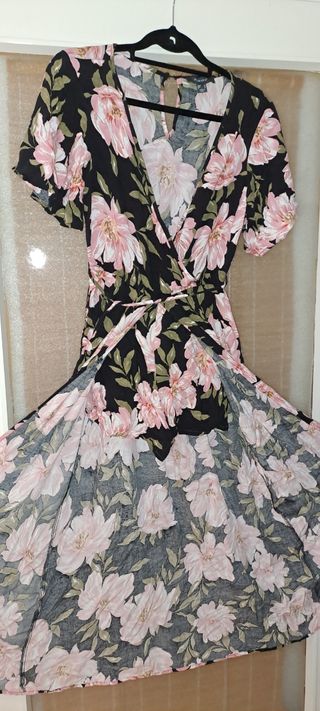 Mono floral negro y rosa con falda larga