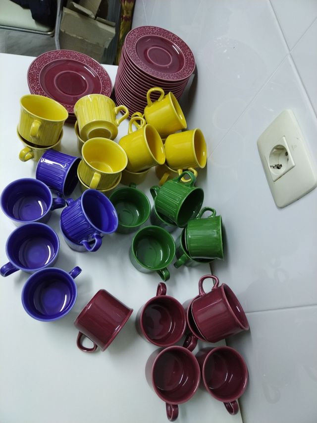 Set di tazze e piatti per snack