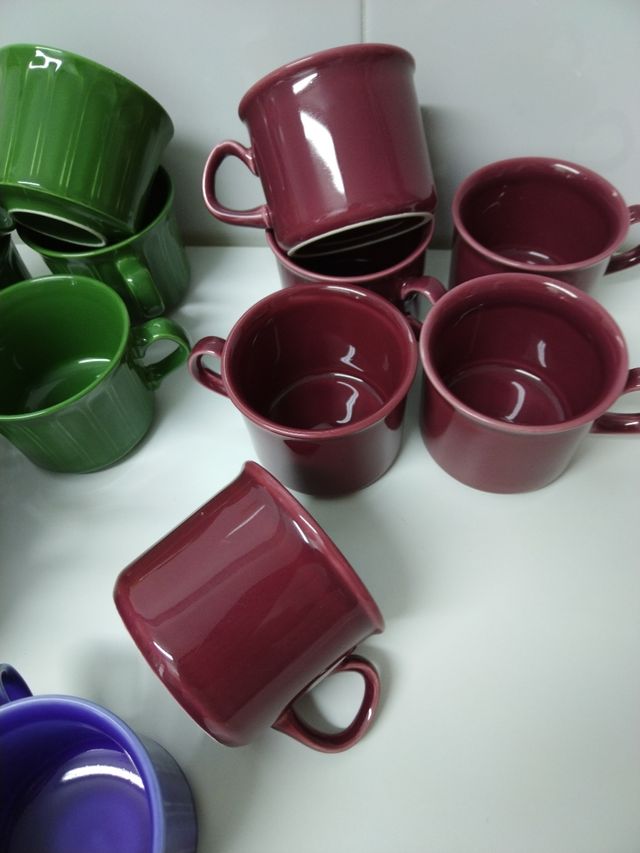 Set di tazze e piatti per snack