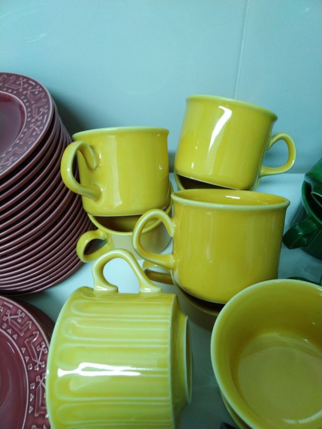 Set di tazze e piatti per snack