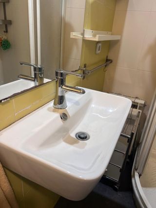 Lavabo y grifo de baño