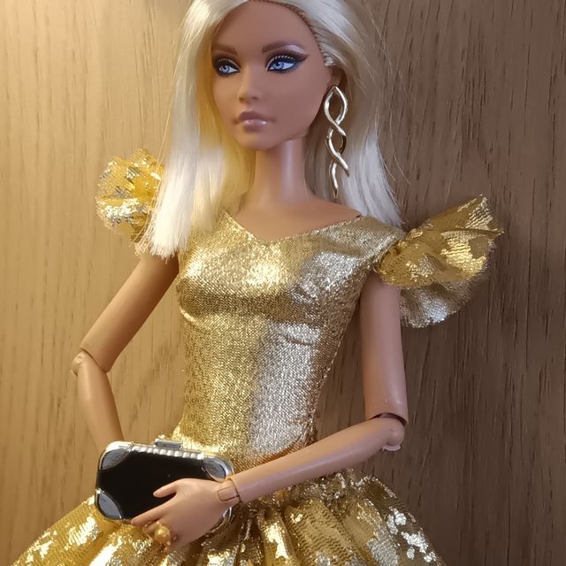 Barbie Signature Maeve Reilly reestilizada