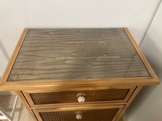 Mesita de noche de madera y ratán