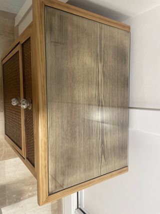 Mesita de noche de madera y ratán