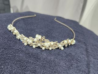 Tiara elegante con perlas y brillos