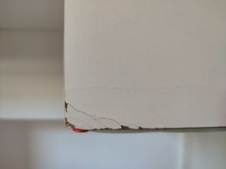 Mesa de escritorio blanca con cajón