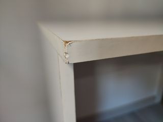 Mesa de escritorio blanca con cajón