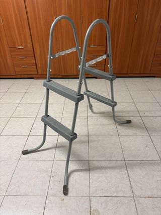 Escalera para piscina gris