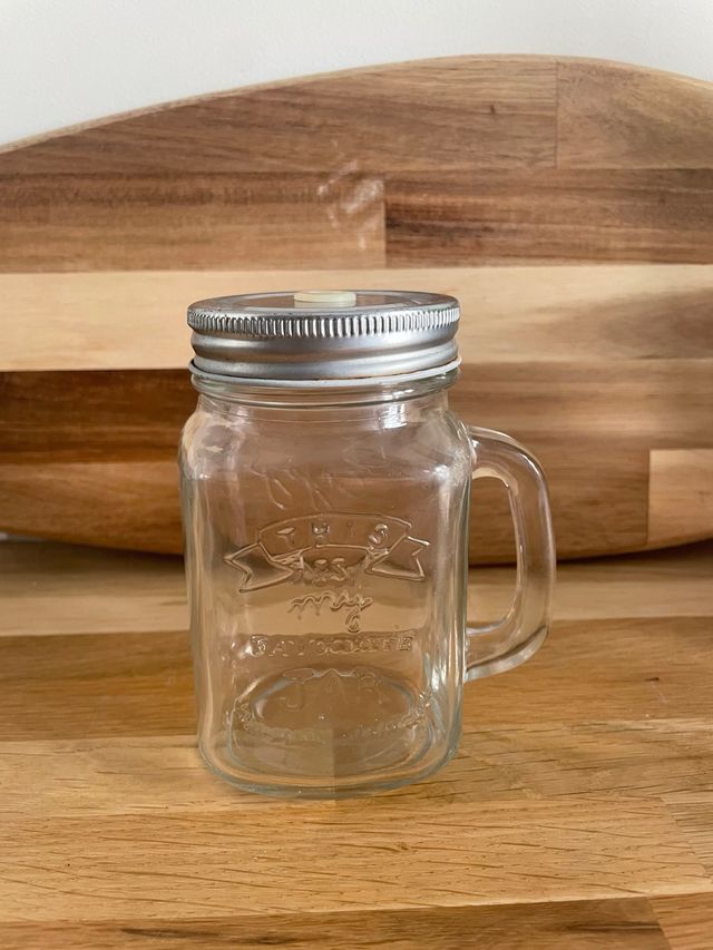 Taza de cristal con asa y tapa metálica