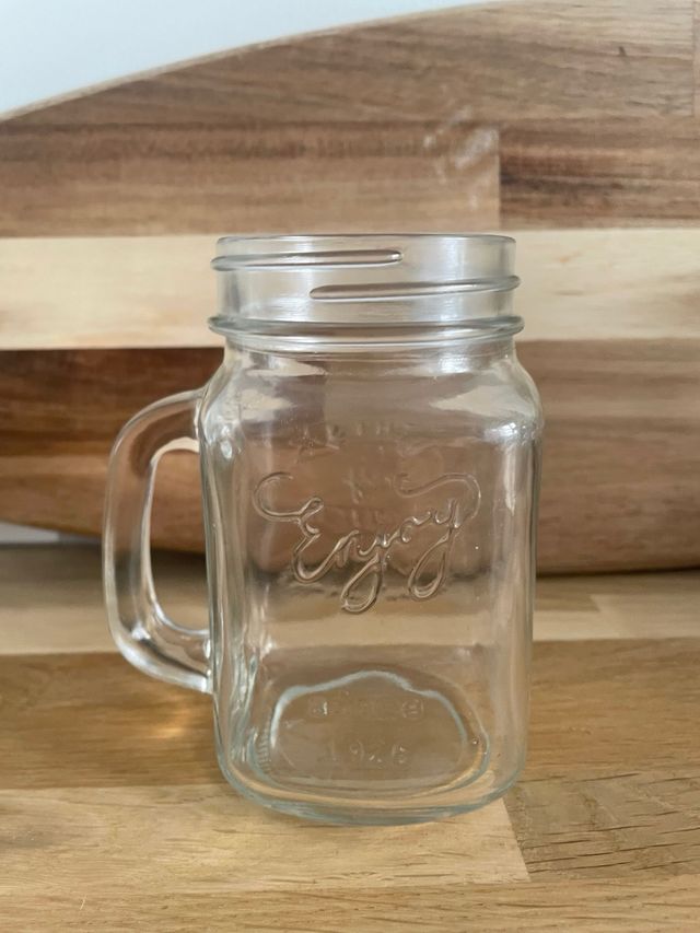 Taza de cristal con asa y tapa metálica