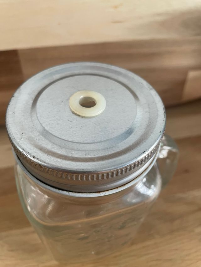 Taza de cristal con asa y tapa metálica