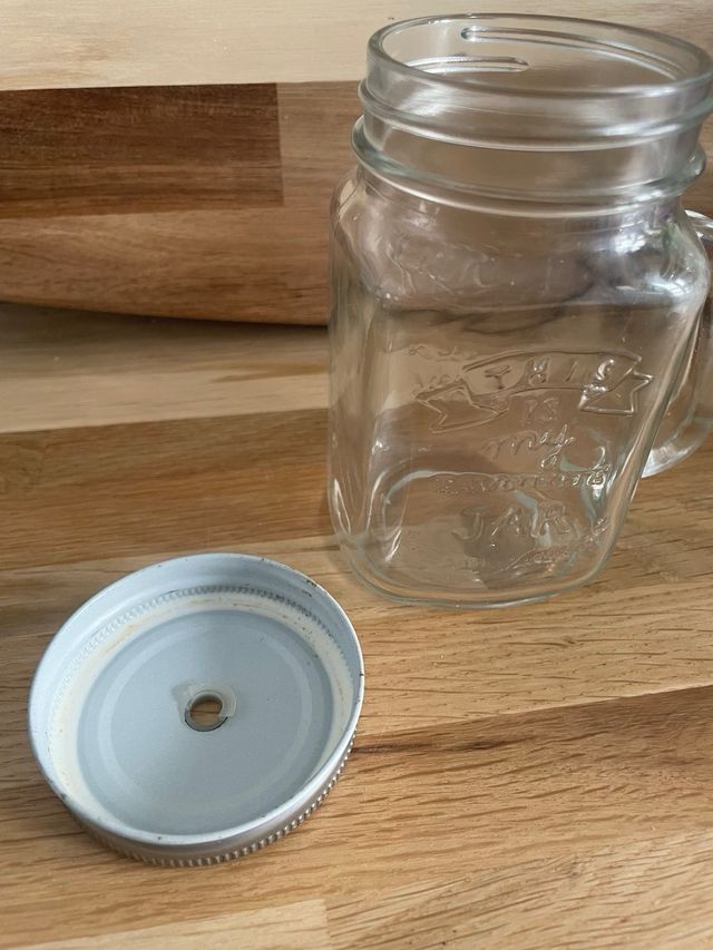 Taza de cristal con asa y tapa metálica