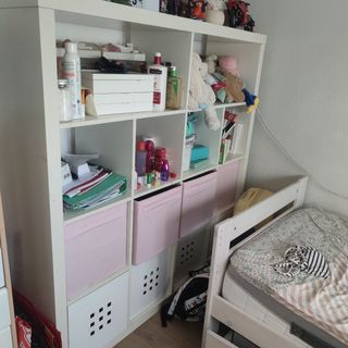 Estantería KALLAX blanca y rosa
