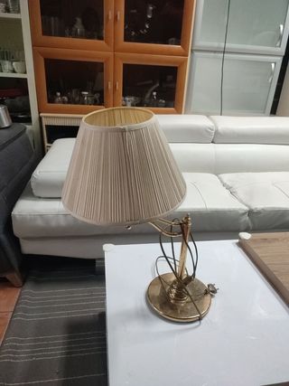 Lámpara de mesa dorada y beige