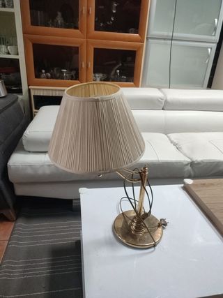 Lámpara de mesa dorada y beige