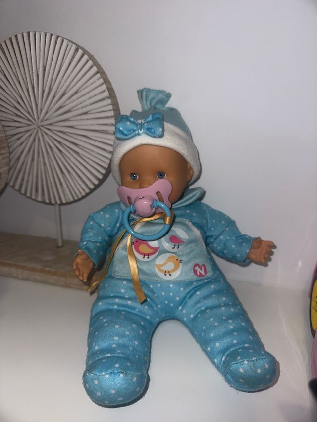Muñeco bebé con chupete y pijama azul