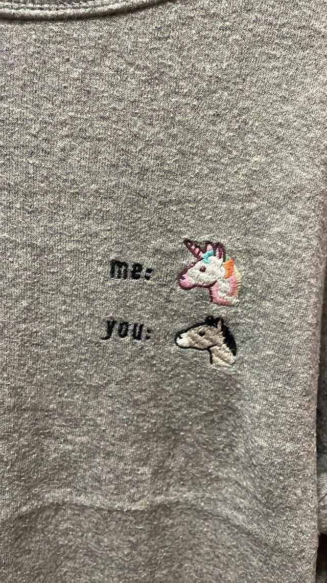 Sudadera gris con bordado de unicornio