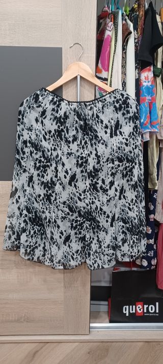 Falda midi evasé estampada blanco y negro