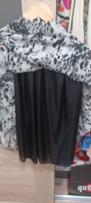 Falda midi evasé estampada blanco y negro