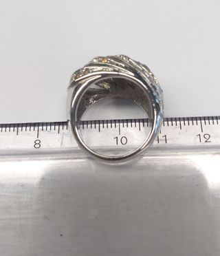 Anello bombato color argento con strass