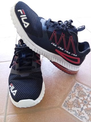 Zapatillas Fila Negras y Rojas